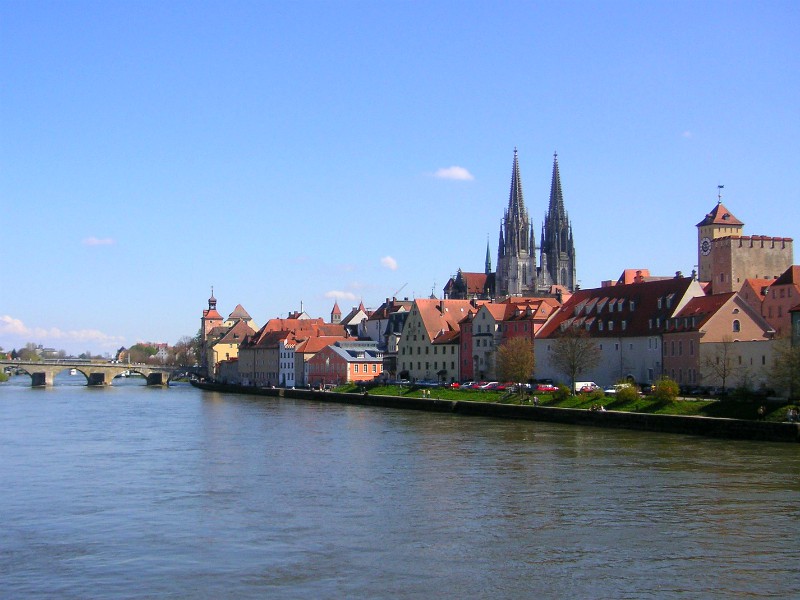 Regensburg met de kathedraal en de stenen brug over de Donau