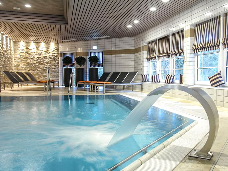 Het binnenzwembad van het Relaxa hotel