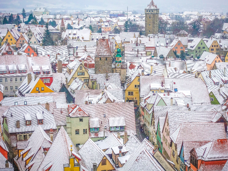 De eerste sneeuw op de daken van Rothenburg ob der Tauber in Beieren