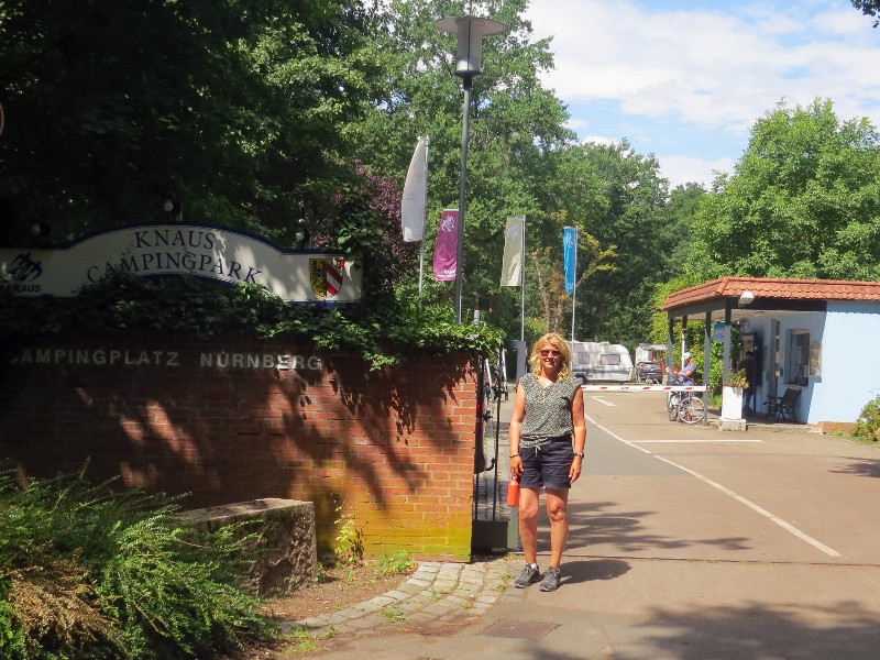 Sabine bij de ingang van Campingplatz Nürnberg