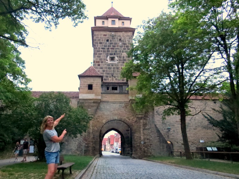 Sabine toont de Galgentor van Rothenburg ob der Tauber