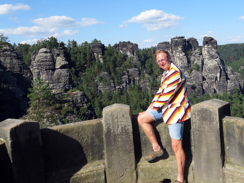 Patrick bewondert de bijzondere rotsformaties in de Sächsische Schweiz