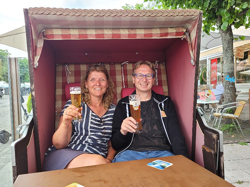 Biertje dinken in de strandstoel op de boulevard van Travemünde