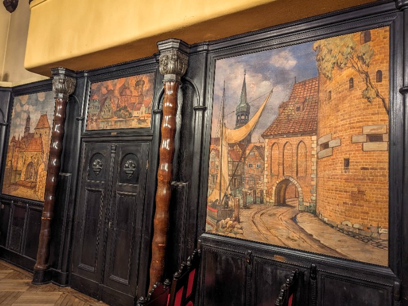 Middeleeuwse schilderijen in de Raadzaal van het Rathaus