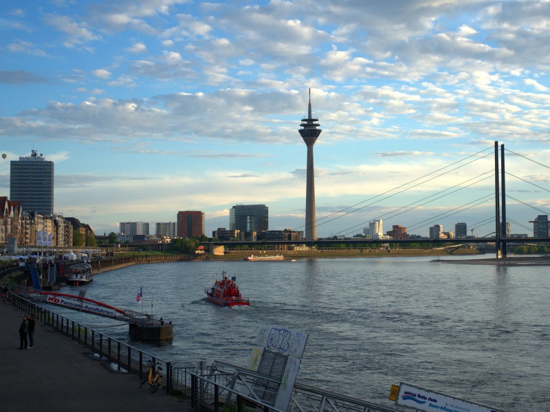 De skyline van Düsseldorf met TV toren en Rheinufer