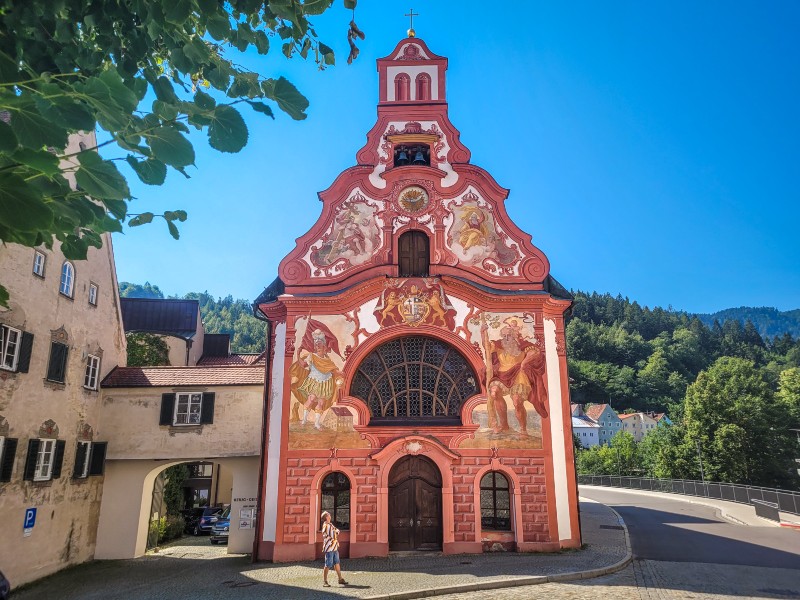 Patrick bewondert de prachtige Heilg-Geist-Spitalkirche in Füssen