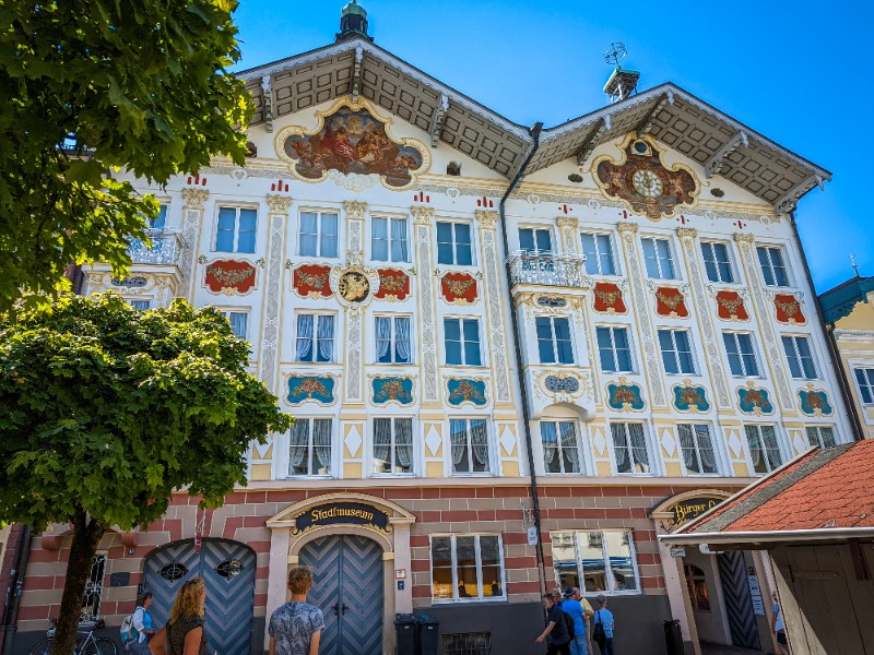 Het Stadtmuseum van Bad Tölz in een prachtig gebouw aan de Marktstrasse