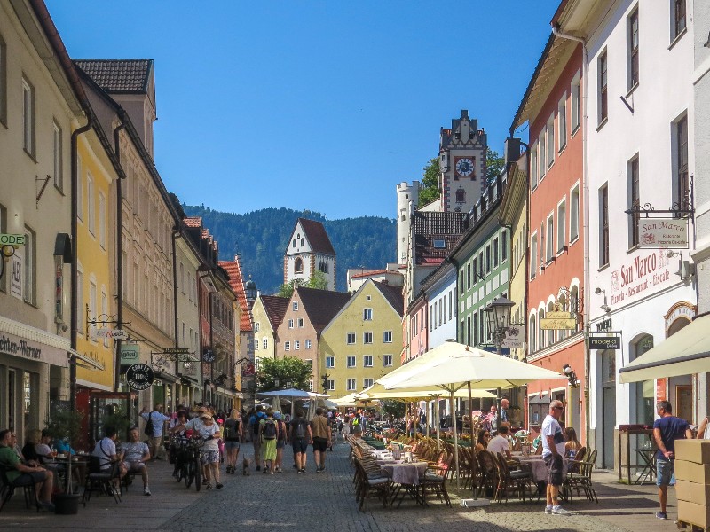 De Altstadt in Füssen, met het kasteel op de achtergrond