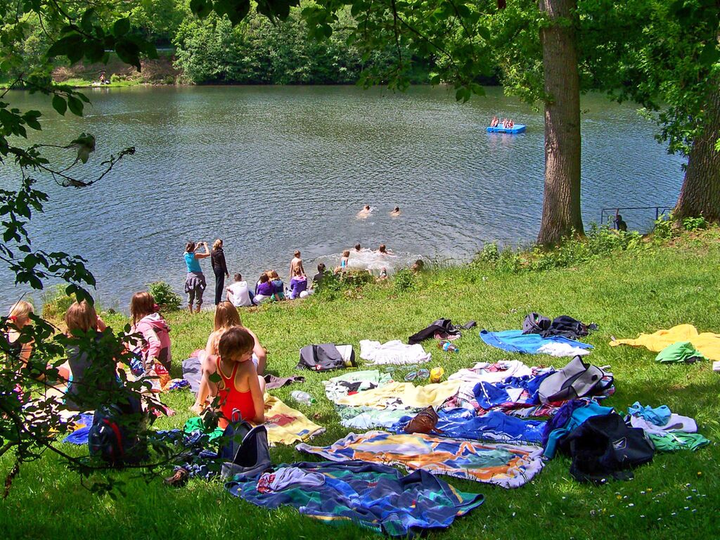Spelen aan de oever van het meer naast camping Hennesee in Sauerland.