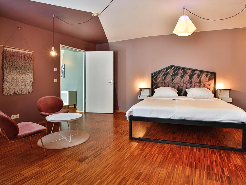 Een van de mooie tweepersoonskamers in hostel The Circus
