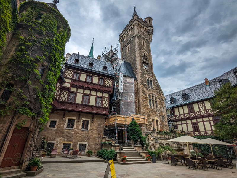 Het binnenplein met de hoge toren van kasteel Wernigerode