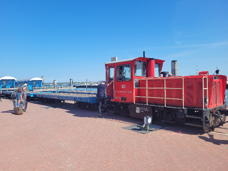 De locomotief van de trein op Wangerooge