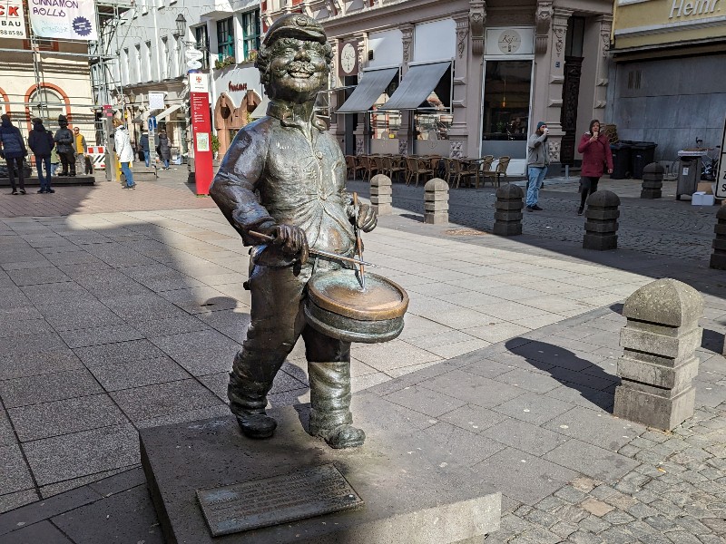 Beeldje van een trommelaar bij het Müntzplatz