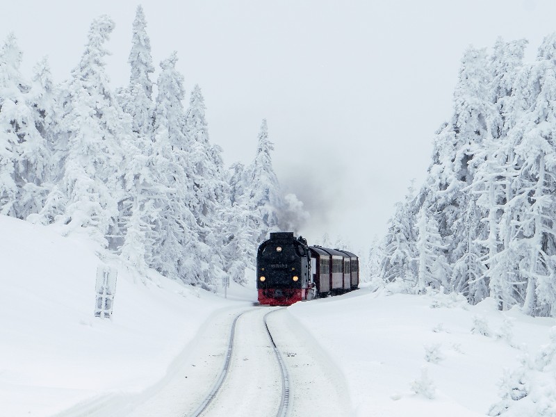 De trein over de brocken in de sneeuw, Harz