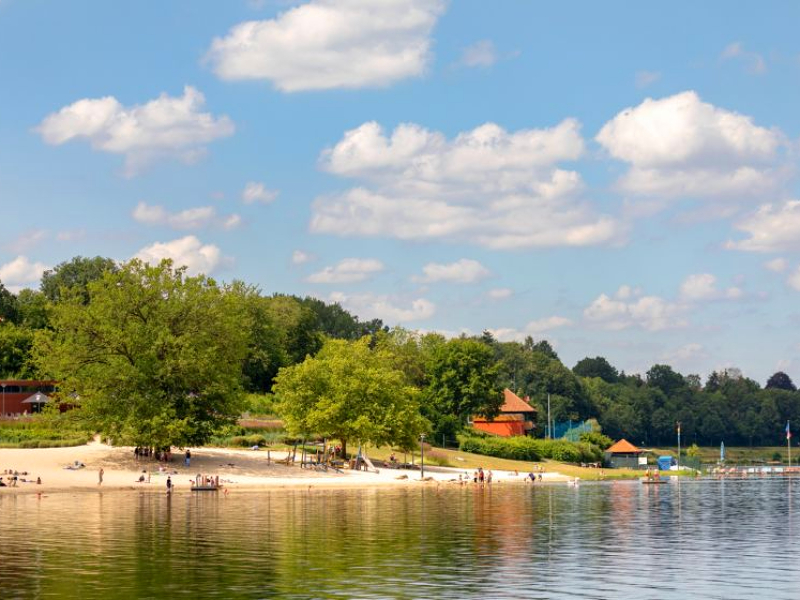 Strand aan het meer Twistestausee nabij Arolsen-Twistesee.