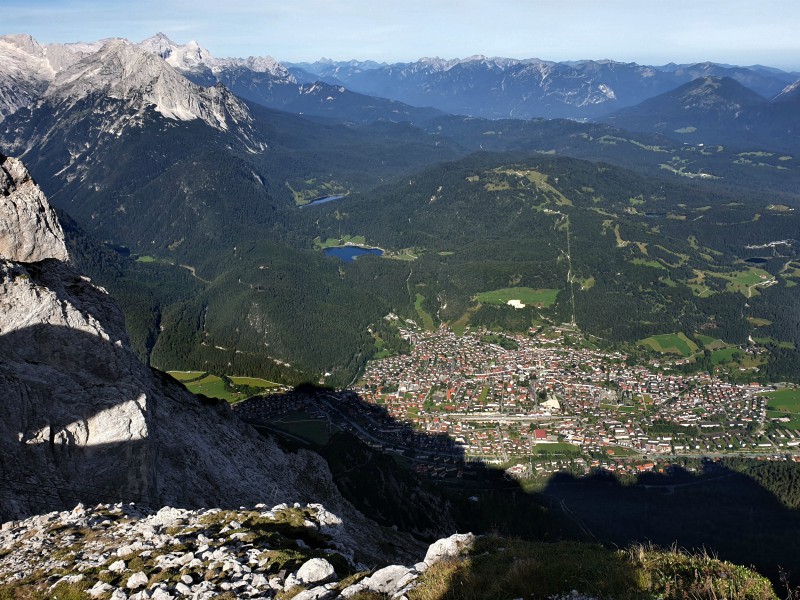 Uitzicht vanaf de Karwendel op Mittenwald, met links in de verte de Zugspitze