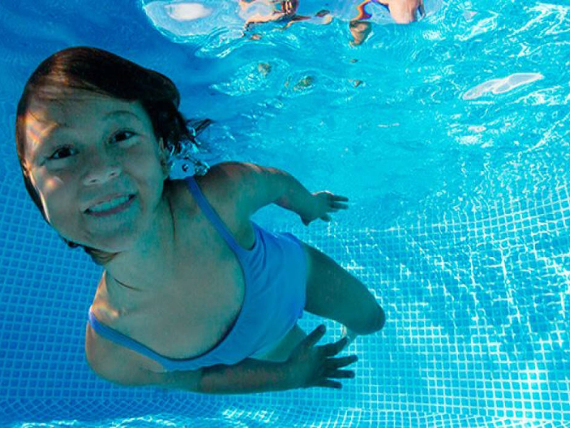 Meisje duikt in het zwembad van camping Borken Am See Noord-Rijn Westfalen.