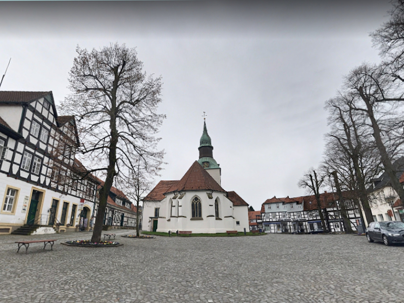 De meer dan 500 jaar oude Nicolaikriche in Bad-Essen aan een charmant plein vol vakwerkhuizen