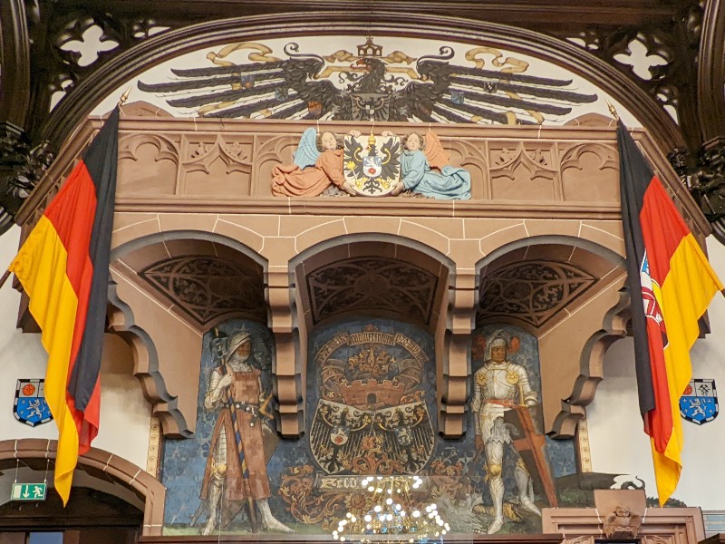 De Duitse en Saarlandse vlag in het stadhuis van Saarbrücken
