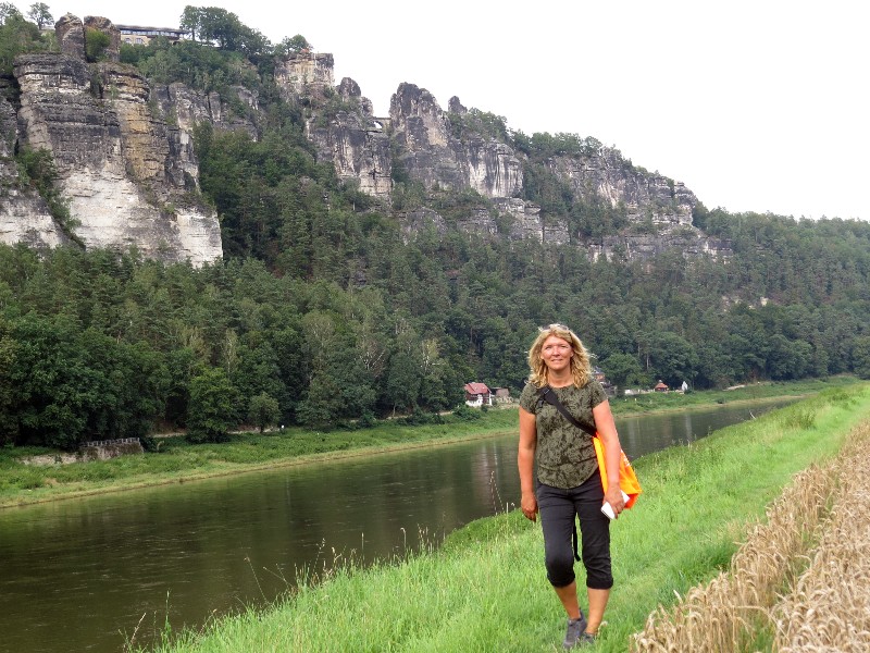 Heerlijk wandelen langs de Elbe met uitzicht op de rotsformaties