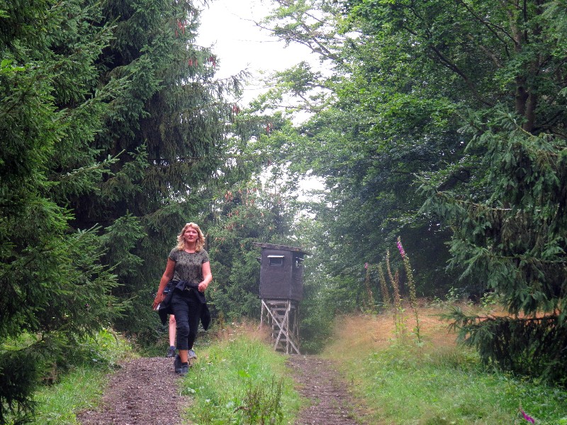 Sabine wandelend in het Thüringer Woud