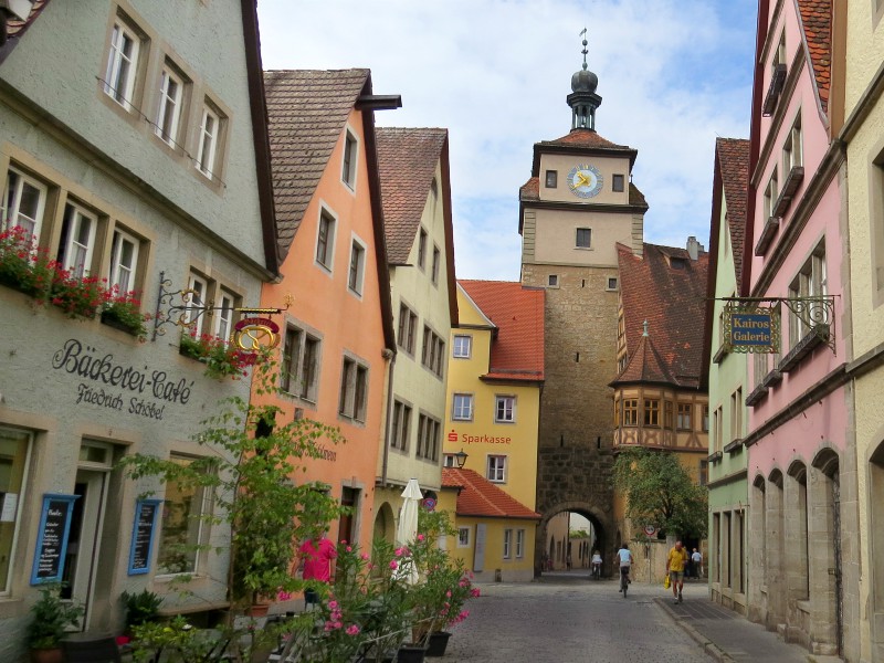 De Weisserturm in de straten van Rothenburg