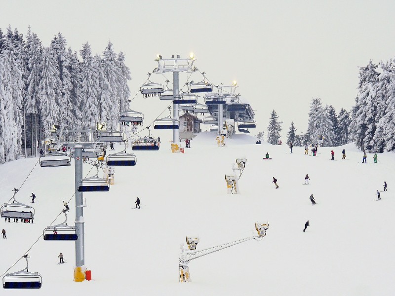 Skipiste en -lift in het wintersportgebied Winterberg