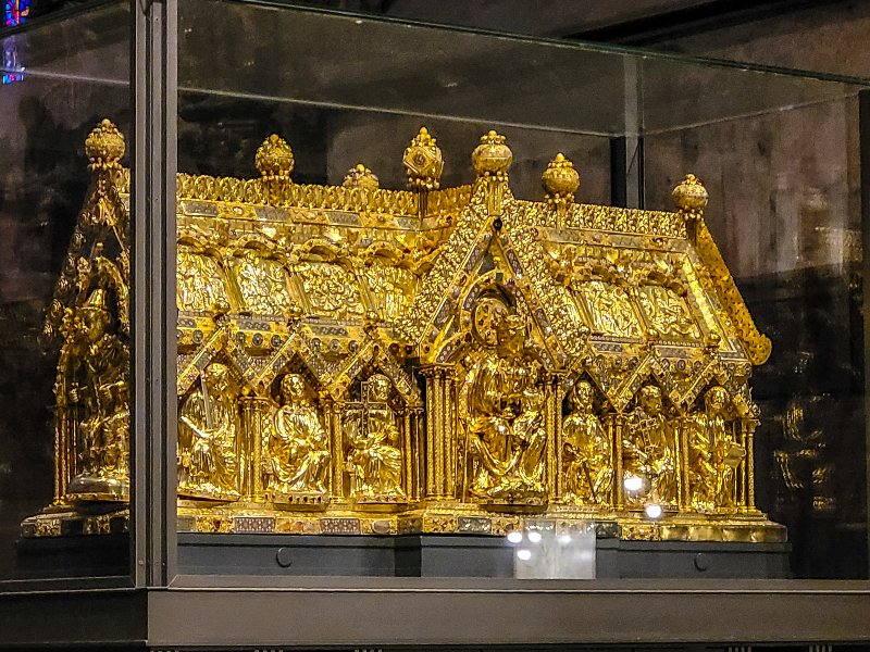 De gouden Karelschrijn waar de beenderen van de Fankische Keizer Karel de Grote in liggen.