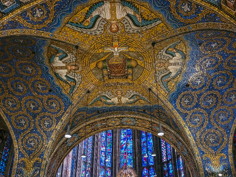 Werkelijk alle plafonds van de Dom van Aken zijn ingelegd met mozaïek of bladgoud. Prachtig!