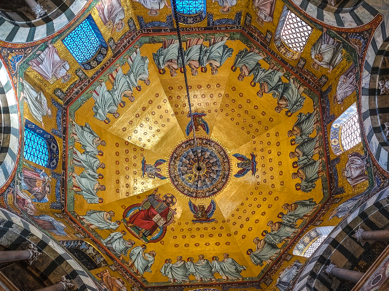 Het gouden plafond van de koepel in de Dom van Aken is adembenemend.