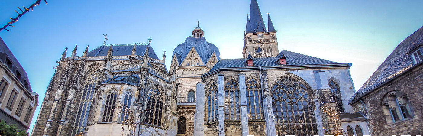 De grote dom van Aken uit de jaren 800. Hier ligt Karel de Grote begraven en kijk je je ogen uit vanwege de schitterende ingelegde plafonds en schatten.