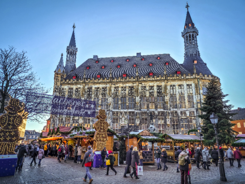 De ingang van de kerstmarkt van Aken bij het stadhuis.