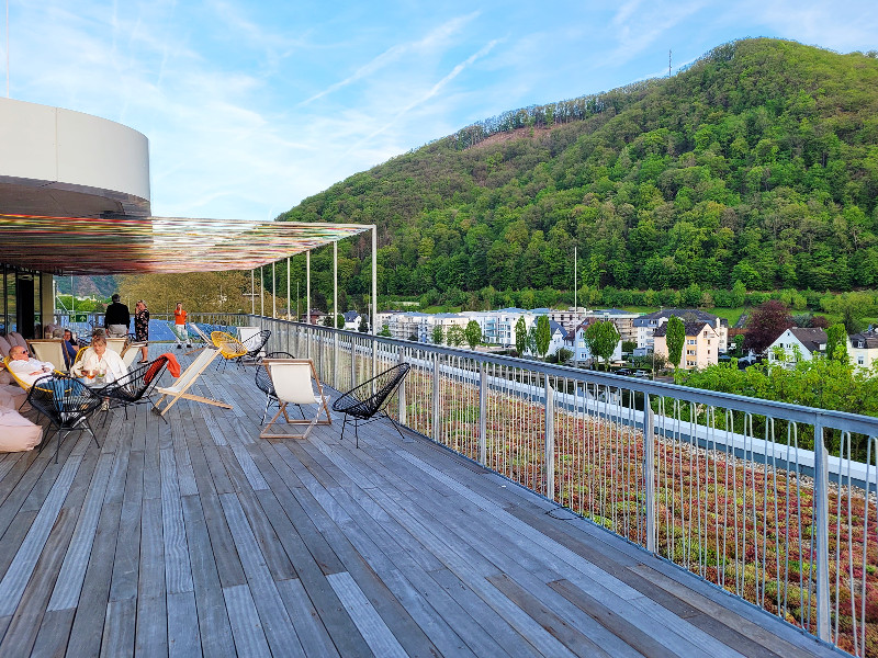 Genieten van een drankje op  het terras van de de rooftop bar
