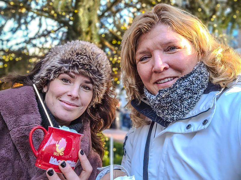 Sabine en Elisabeth drinken chocomelk mit Sahne op de Duitse kerstmarkt in Aken.