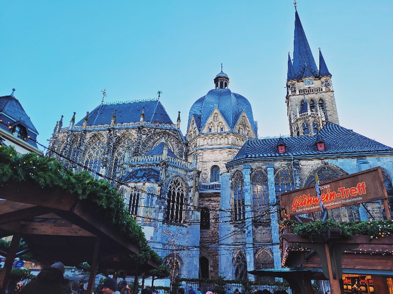 Kerstmarkt bij de Dom van Aken