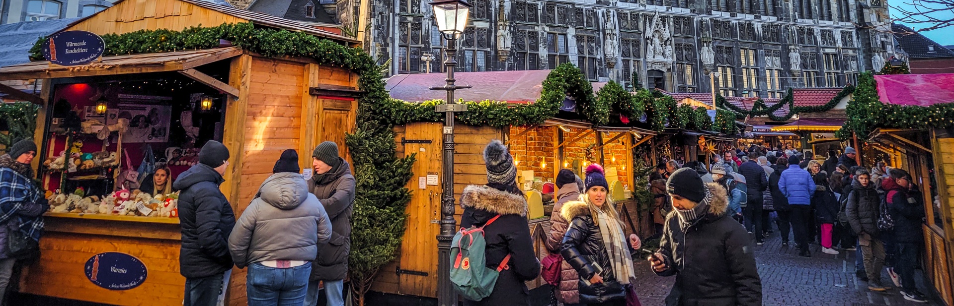 Gezellige drukte op de kerstmarkt van Aken, rondom de beroemde Dom en het stadhuis.