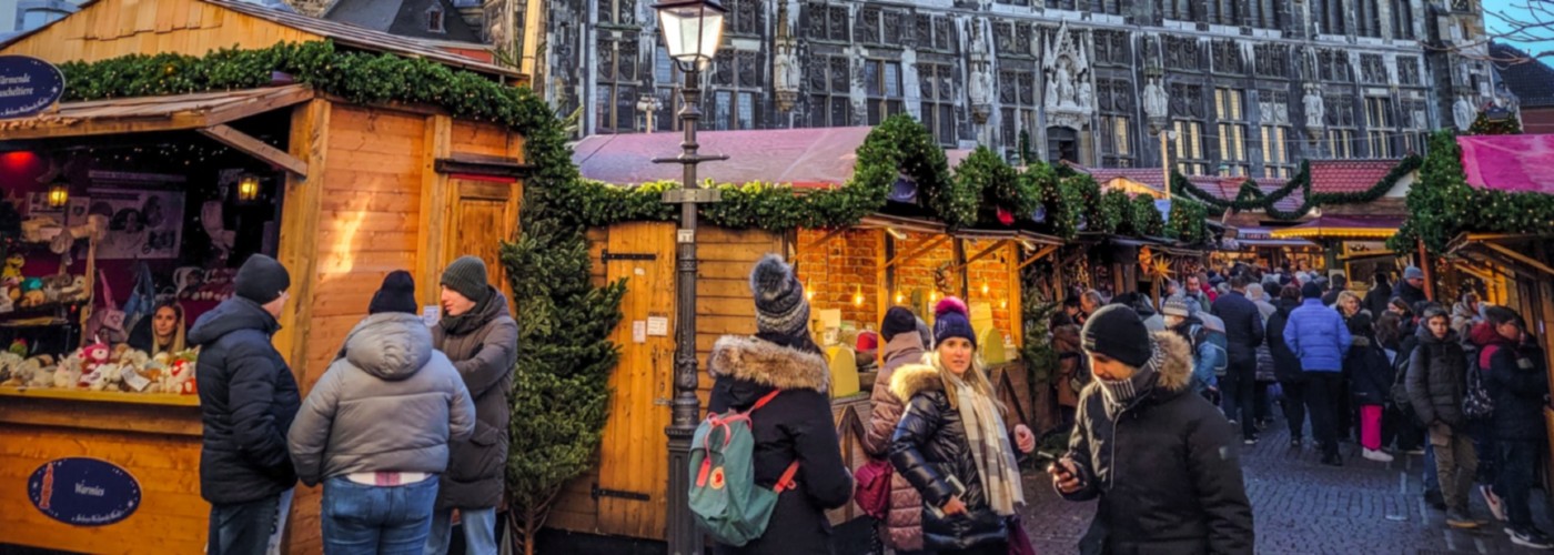 Gezellige drukte op de kerstmarkt van Aken, rondom de beroemde Dom en het stadhuis.