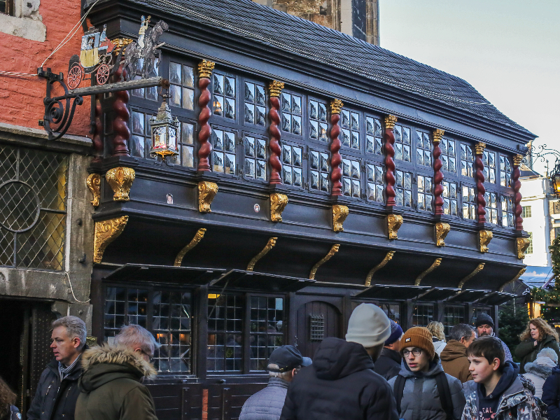 Het gezellige en historische pand de Postwagen waar je lekker een hapje kunt eten of drinken tijdens een stedentrip in Aken.