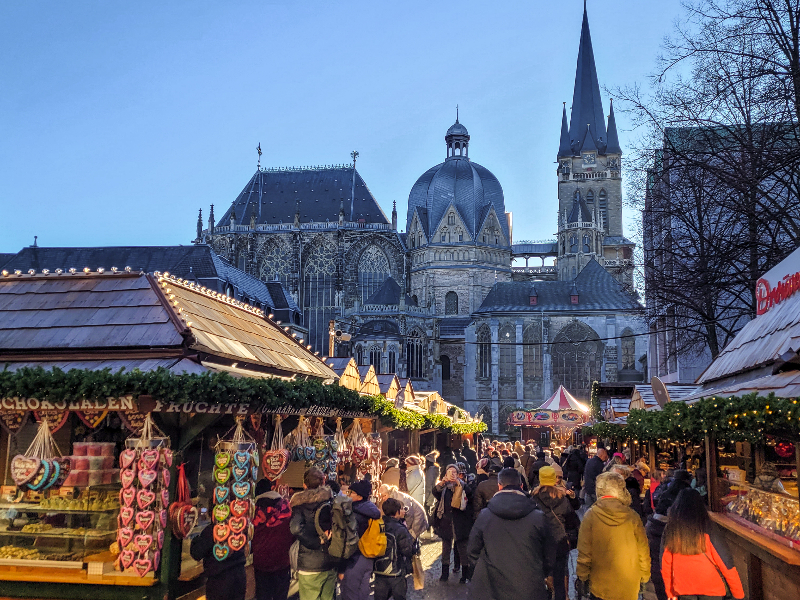 De Duitse kerstmarkt in Aken slingert zich rondom de beroemde Dom en het prachtige stadshuis van Aken.