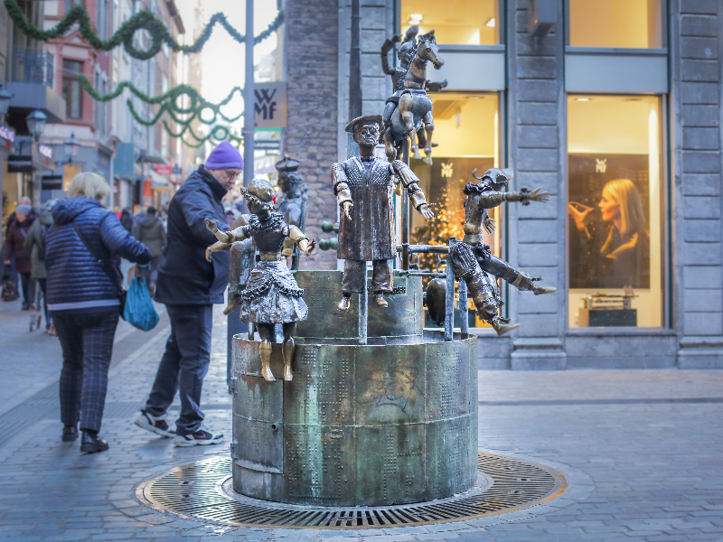 De Puppenbrunnen fontein in Aken representeert alle inwoners van Aken.