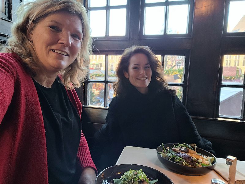 Even zitten en lunchen bij de Postwagen, naast het stadhuis van Aken.