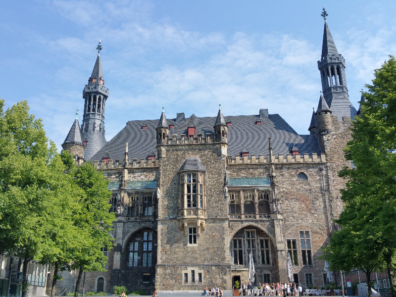 Het gotische stadhuis van Aken is indrukwekkend