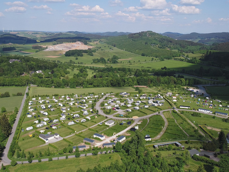 De open camping Brilon in het heuvellandschap van Sauerland