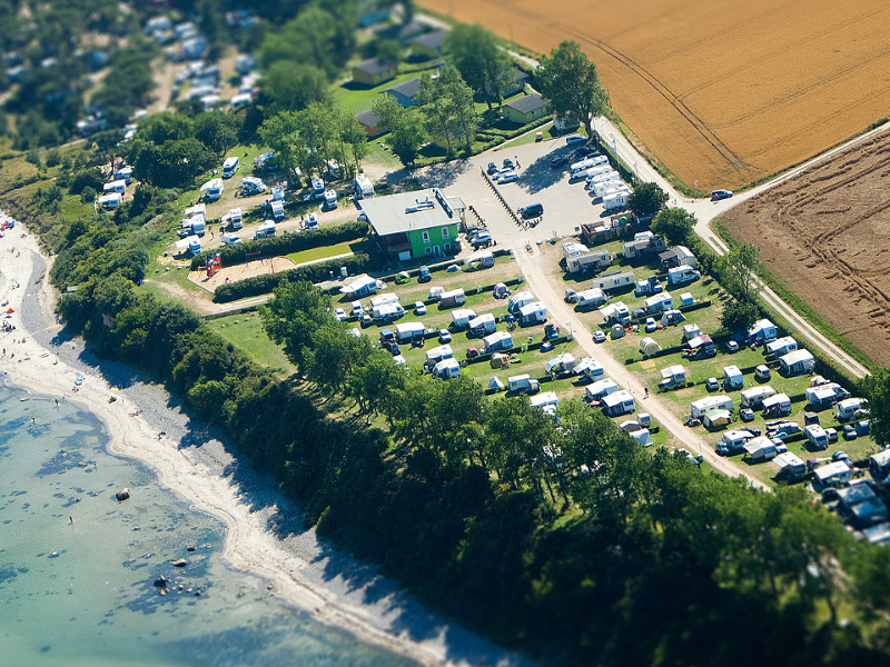 De mooie knaus camping rugen direct aan het strand