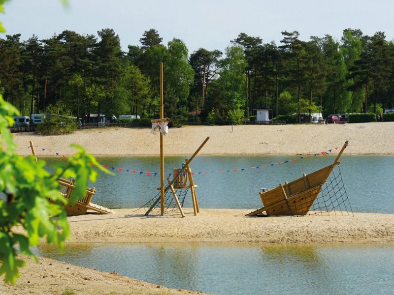 Het meer op camping Sudsee-camp in Nedersaksen.