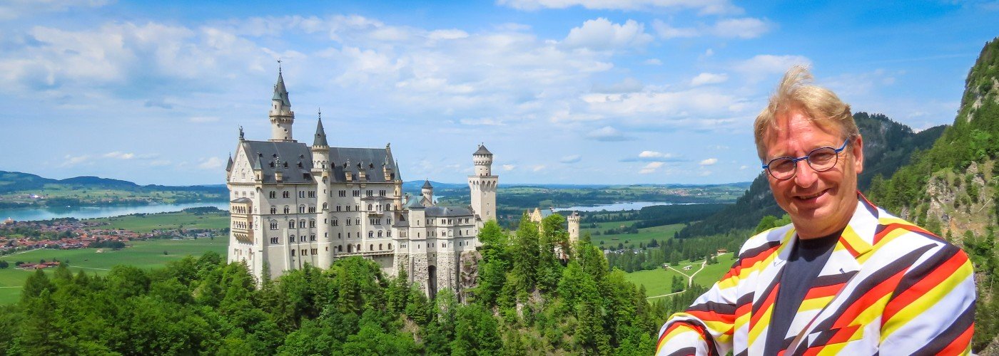 Patrick op de Marienbrücke met uitzicht over Neuschwanstein en de meren van de Allgäu