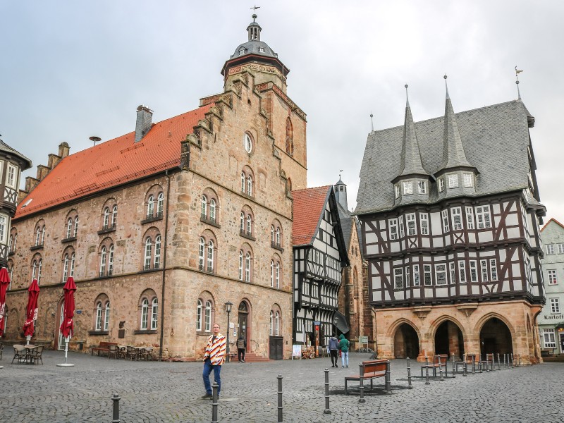Patrick wandelt door Alsfeld, hier bij het indrukwekkend mooie raadhuis.