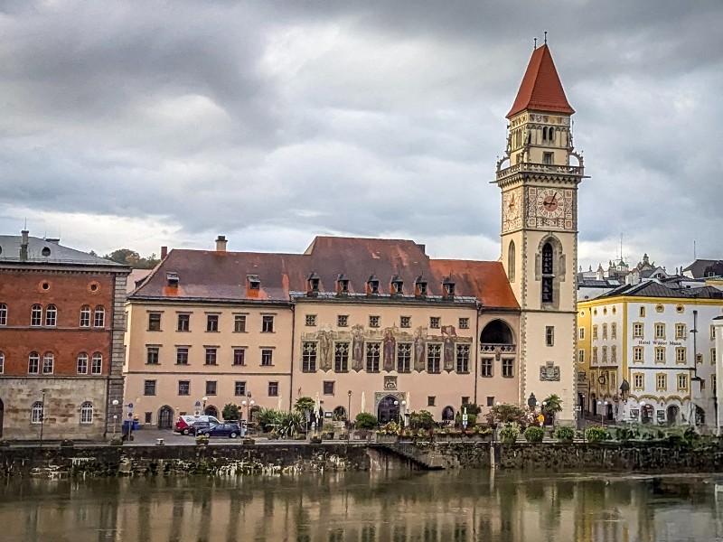 Das Alte Rathaus gezien vanaf de linkeroever van de Donau