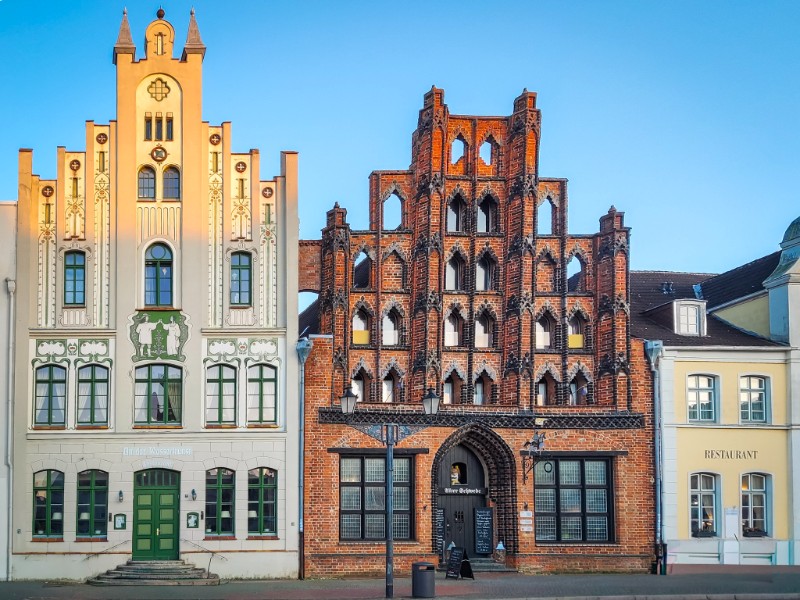 Het gebouw van de Alter Schwede tussen andere gebouwen aan het marktplein