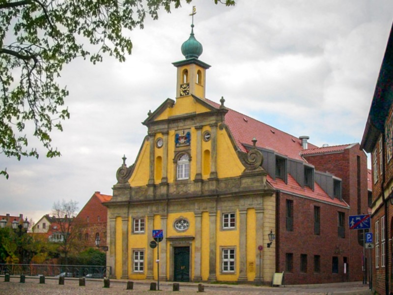 Das Altes Kaufhaus bij de oude haven in Lüneburg
